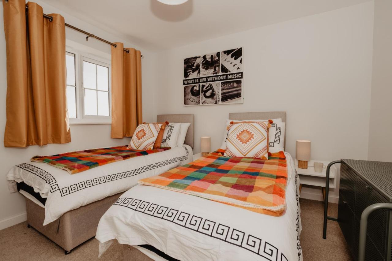 Coyle House, 3 Bed,Corby, Super Kings Or Twins, Driveway, Free Wi-Fi, Corporates Welcome Esterno foto