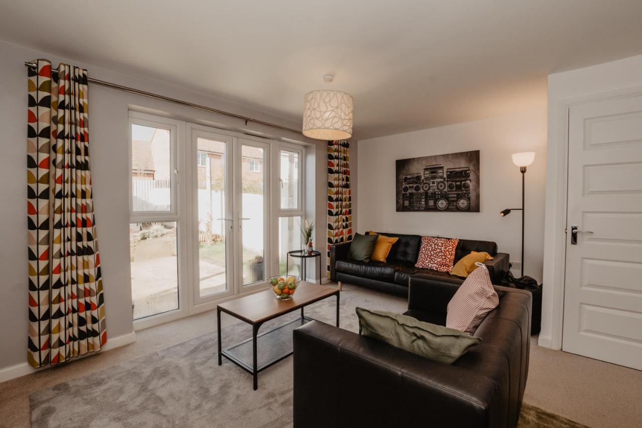Coyle House, 3 Bed,Corby, Super Kings Or Twins, Driveway, Free Wi-Fi, Corporates Welcome Esterno foto